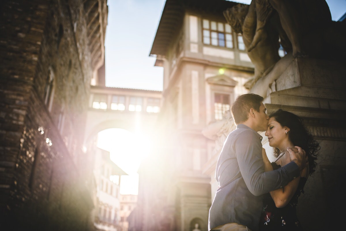 couple photoshoot in Florence uffizi gallery