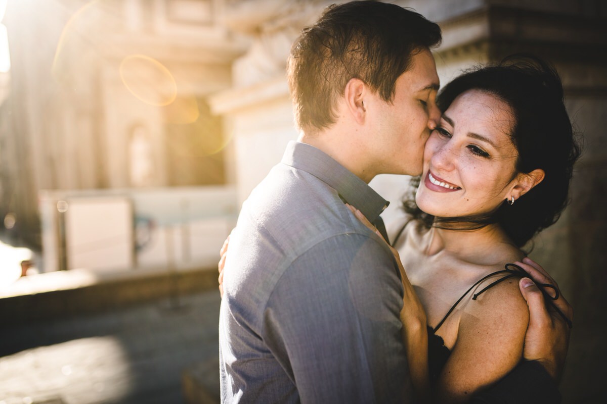 couple photoshoot in Florence uffizi gallery