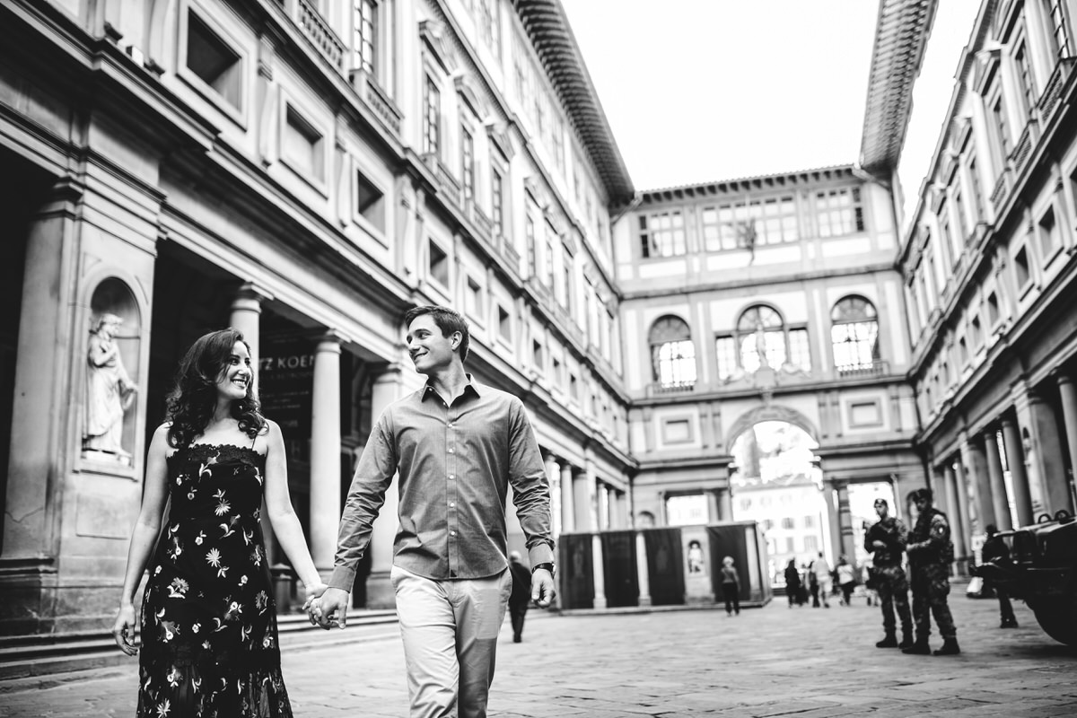 couple photoshoot in Florence uffizi gallery