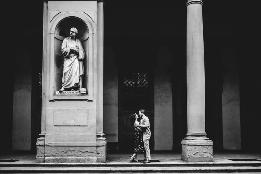 couple photoshoot in Florence uffizi gallery