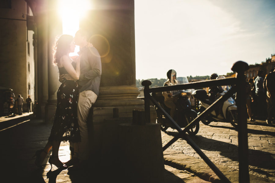 couple photoshoot in Florence with tourists