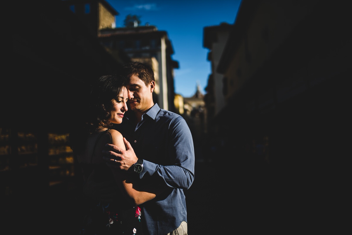 couple photoshoot in Florence at the old bridge