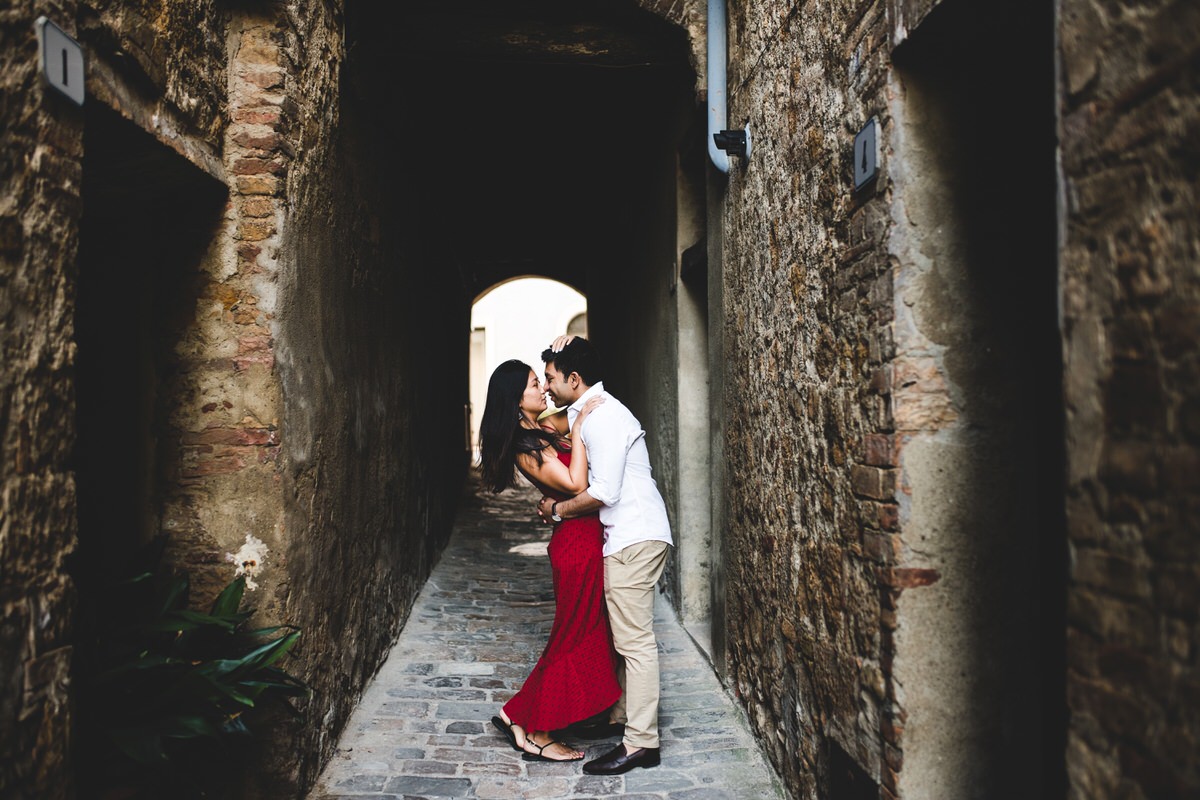 amazing engagement photos in tuscany