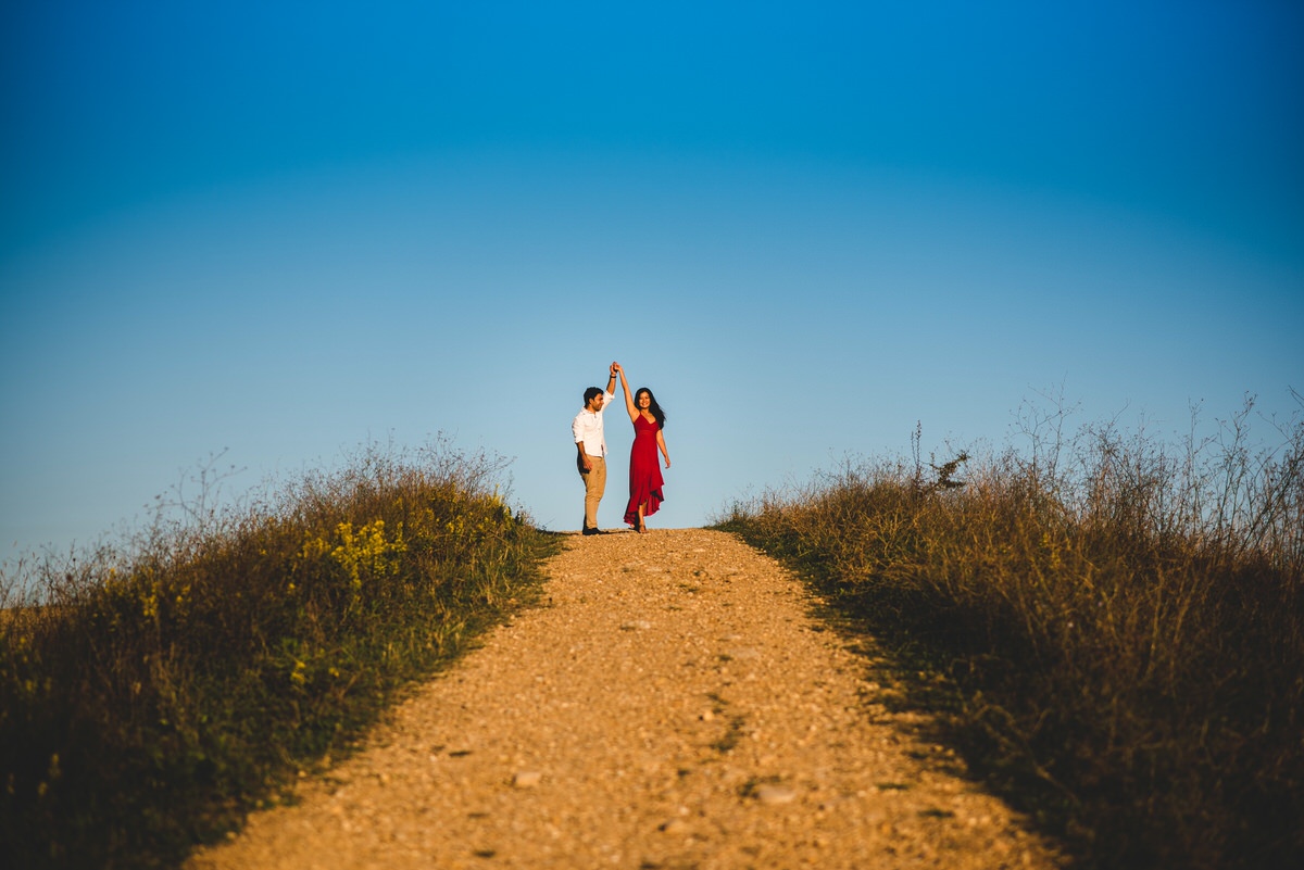 amazing engagement photos in val d'orcia