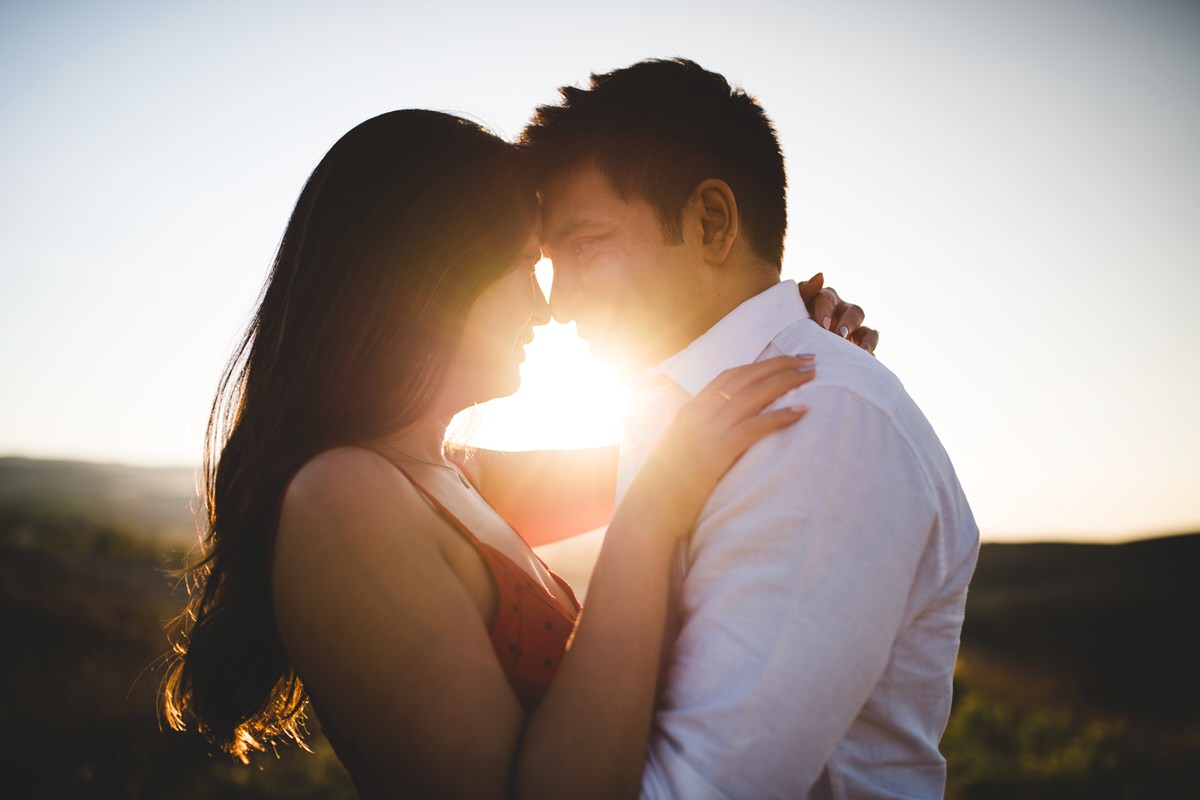 engagement photos in val d'orcia