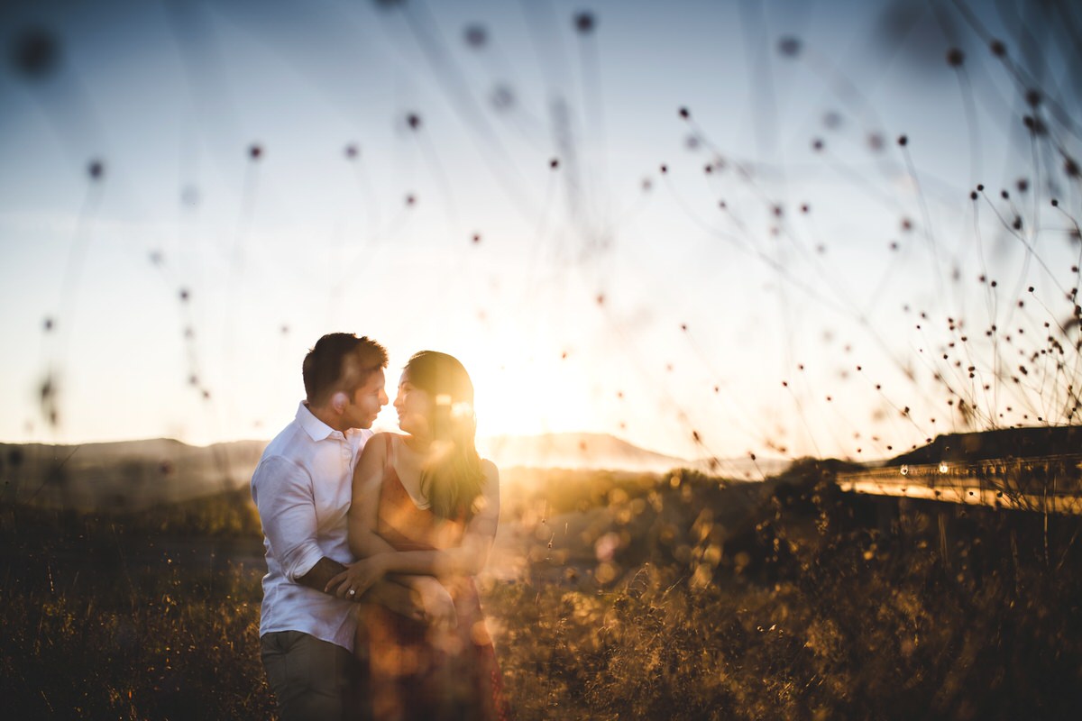 creative engagement photos in val d'orcia