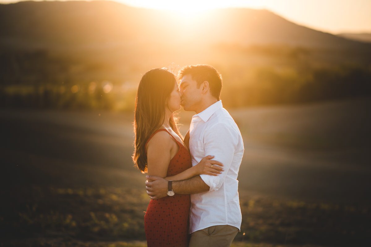 engagement photos in val d'orcia