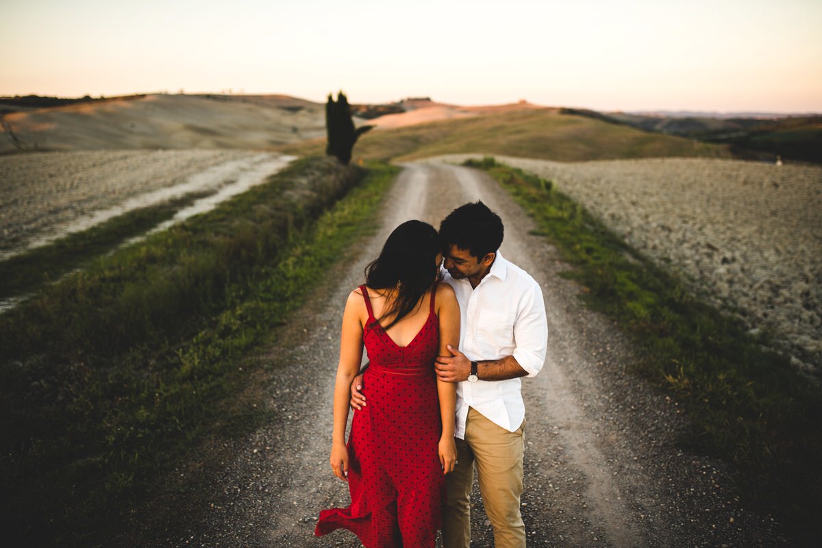 engagement photos in val d'orcia