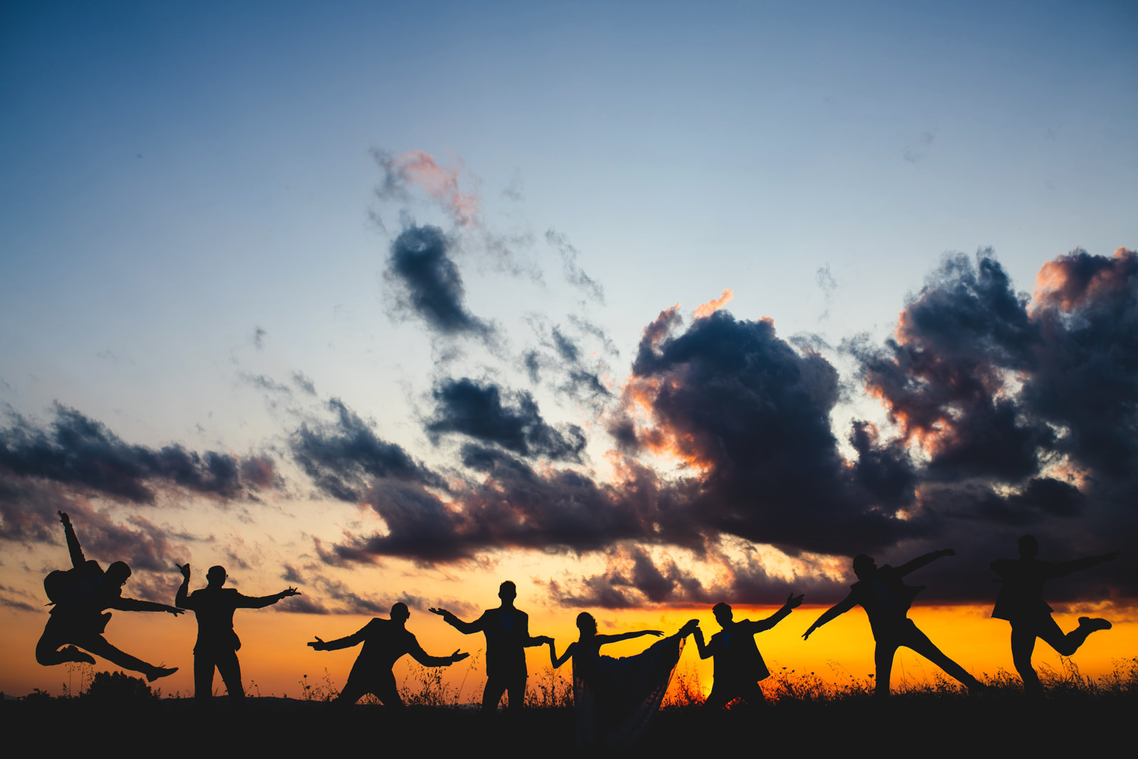 creative group wedding photos